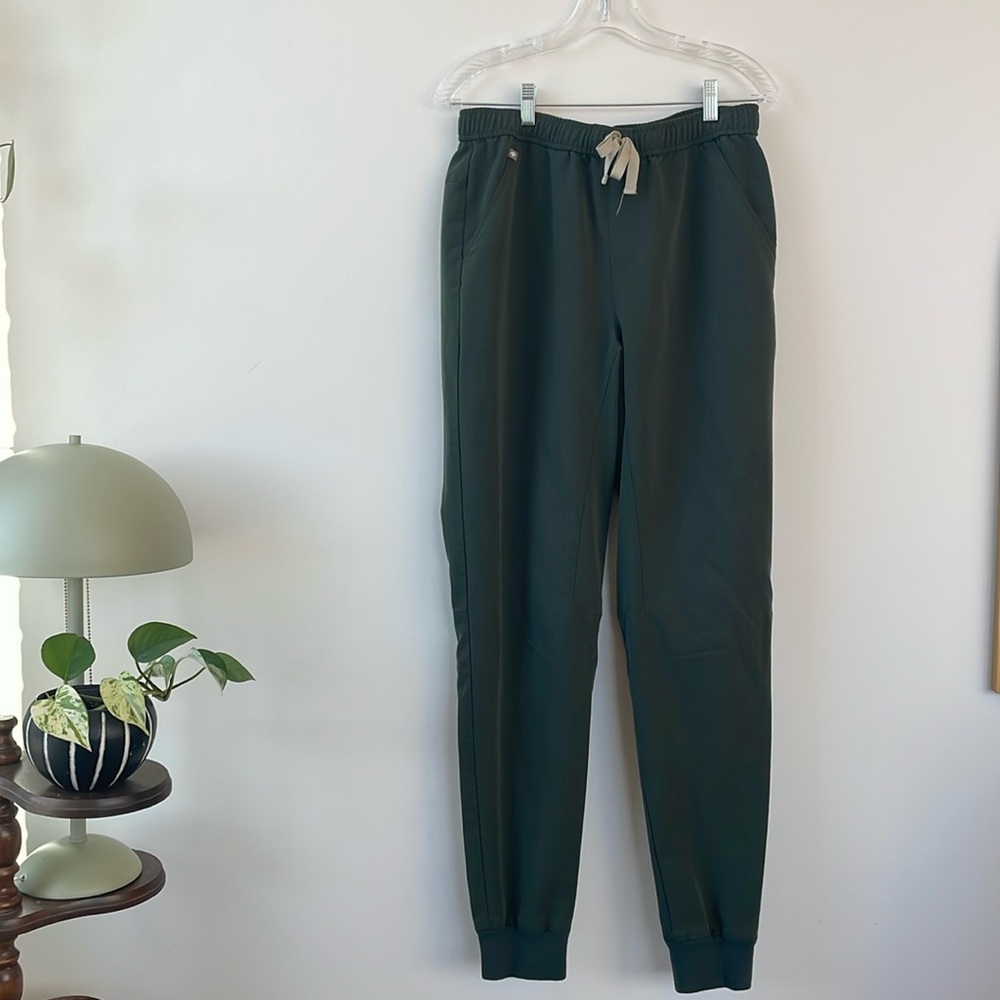 Figs Jogger Scrub Pant in Moss